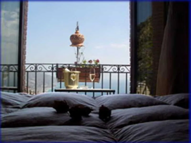 Isoco Guest House Sant'Alessio Siculo 3*,